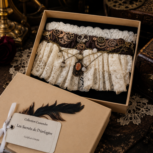 Présentation du tour de cou haute couture Les Secrets de l’Horlogère dans son écrin, accompagné de sa carte d’identification et de son certificat d’authenticité.