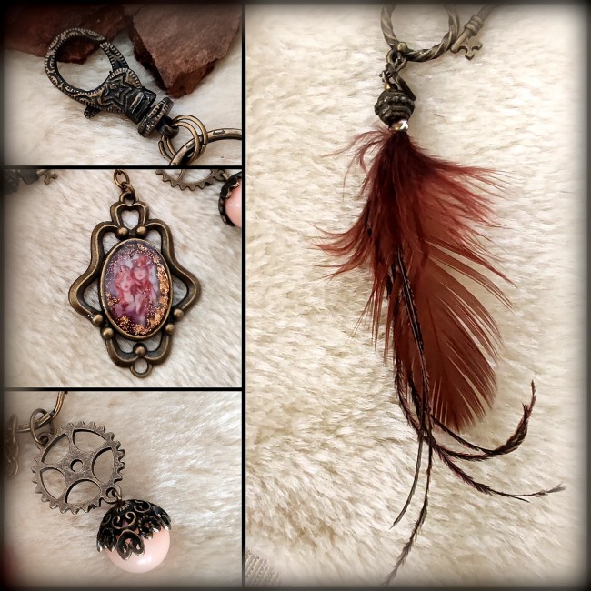 Détails porte-clé steampunk Pénélope engrenages perle phosphorescente dentelle laiton plumes