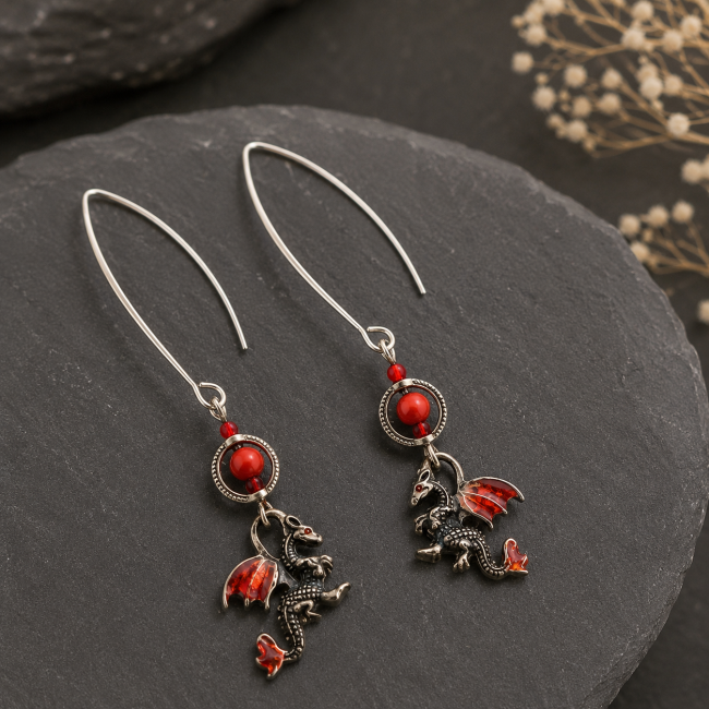 Boucles d'oreilles Spagnar – Vue d'ensemble Vue d'ensemble des boucles d'oreilles Spagnar avec dragons 3D émaillés rouges et Howlite rouge