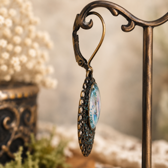 Fermeture dormeuse – Boucles d'oreilles Le Passage des Pétales Vue de profil montrant la fermeture dormeuse des boucles d'oreilles vintage Le Passage des Pétales.