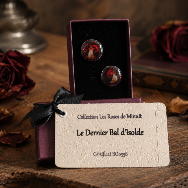 Écrin cadeau Le Dernier Bal d'Isolde Boucles d'oreilles Le Dernier Bal d'Isolde présentées dans leur écrin cadeau