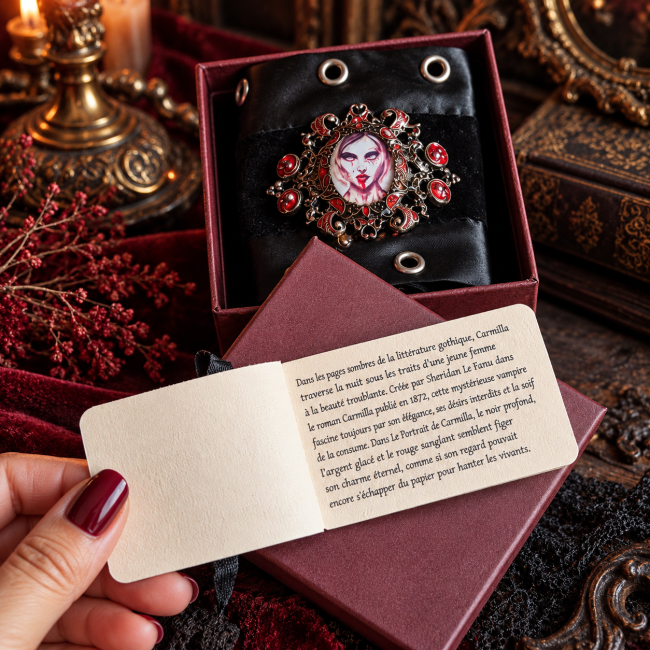 Inspirée par l’univers du roman Carmilla de Sheridan Le Fanu, cette manchette gothique associe portrait vampirique, ornements baroques et présentation soignée.