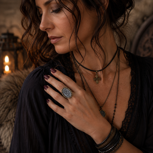 Mise en situation de la bague Odin portée par un modèle, dans une ambiance sombre et élégante inspirée de l’univers nordique.