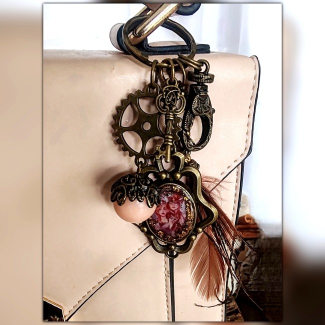 Porte-clé steampunk en laiton Pénélope avec engrenages, plumes et cabochon illustré unique, bijou artisanal unique pour sac ou clés