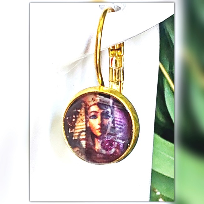 Boucles d'oreilles en acier inoxydable dorées à fermeture dormeuses, cabochon émaillé représentant la déesse égyptienne Nut (Nout) par LES FANTAISIES D'A