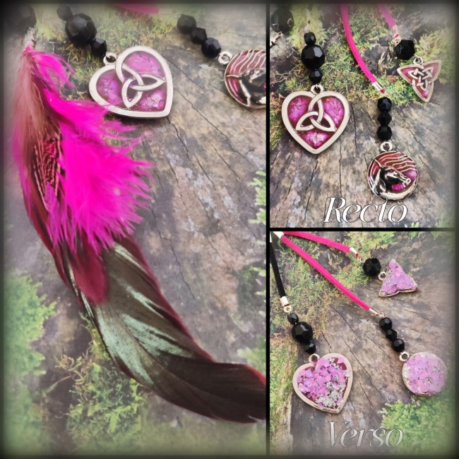 détails marque page cheval émaille fuchsia incandescent plumes breloques Alsvinn