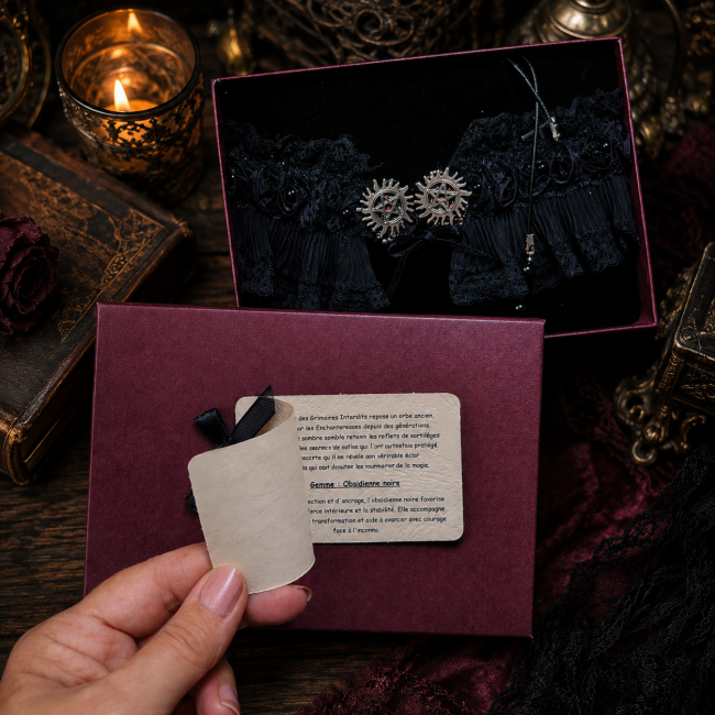 L’Orbe des Enchanteresses – Écrin et certificat Écrin de L’Orbe des Enchanteresses, tour de cou gothique artisanal de la collection Les Grimoires Interdits, accompagné de son certificat et de ses détails en obsidienne noire.