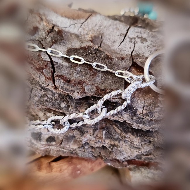 Inspirés du mythe des Ailes de l’Aube, ces deux colliers incarnent l’alliance sacrée de la lumière et du feu. Réalisés en acier inoxydable argenté, ils se composent d’une double chaîne : l’une aux maillons larges et structurés, l’autre aux maillons fins e