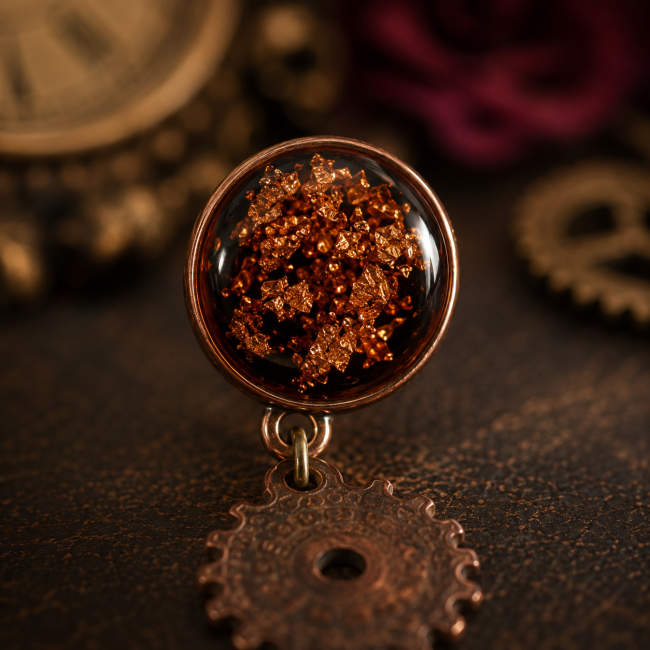 Les Rouages de l'Espérance – Zoom sur le cabochon Gros plan sur le cabochon transparent avec feuilles de cuivre intégrées des boucles d'oreilles Les Rouages de l'Espérance