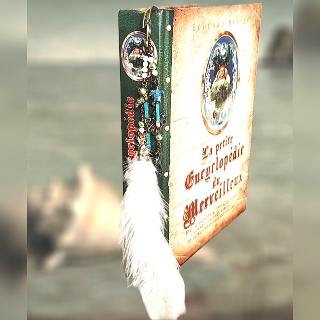 Marque-page sirène Molpé utilisé comme accessoire de lecture sur livre décor marin