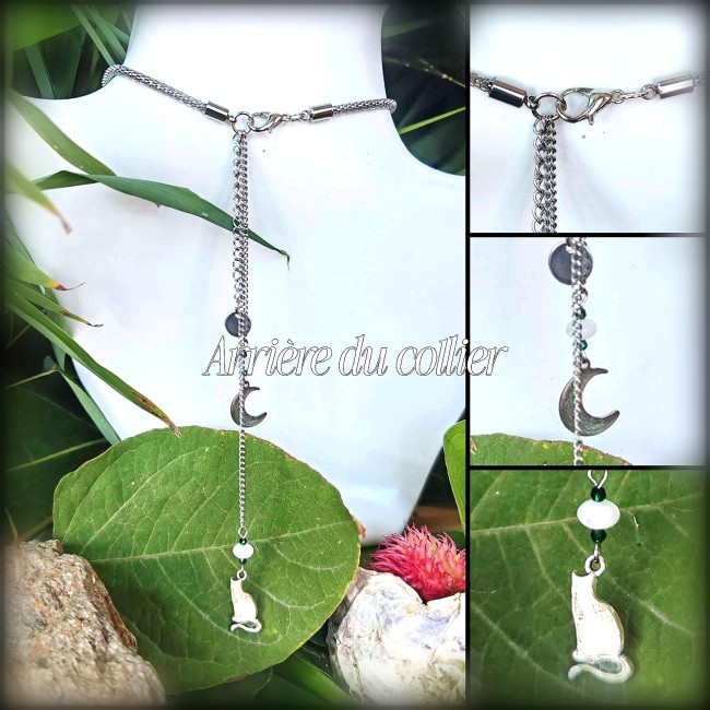 Montés sur une chaîne maille serpent élégante, ces colliers se terminent par deux embouts en acier prolongés de perles pampilles qui relient une fermeture par mousqueton. Cette fermeture est sublimée par une chaîne de réglage ornée de la médaille signatur