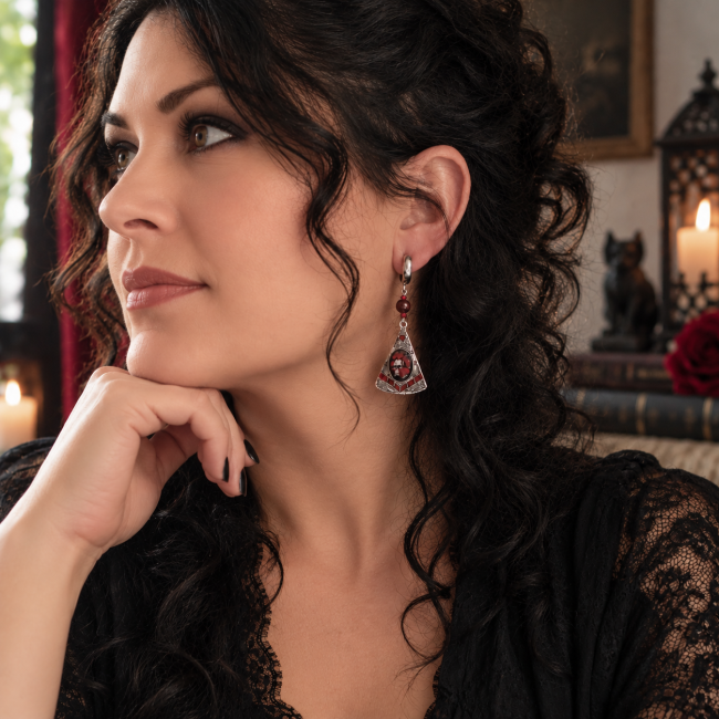 Boucle d’oreille gothique Les Joyaux Engloutis portée par une femme aux cheveux bruns