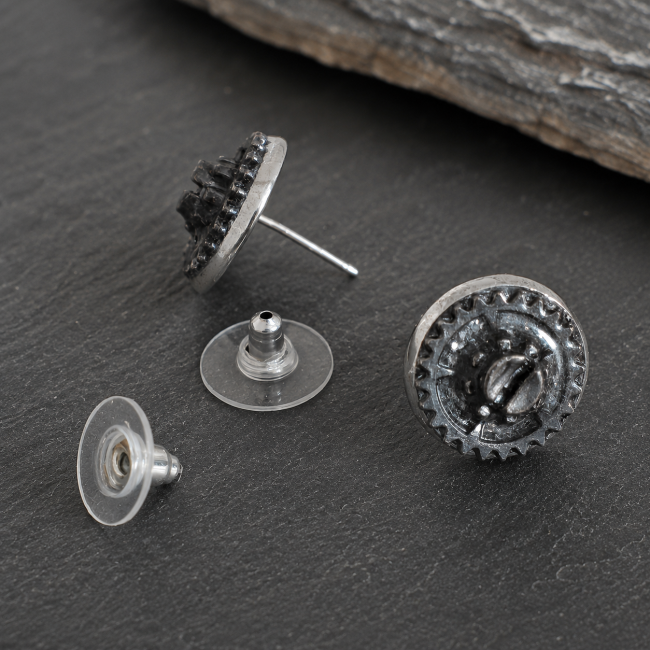 Vue de profil des boucles d'oreilles steampunk avec fermoirs papillon en silicone