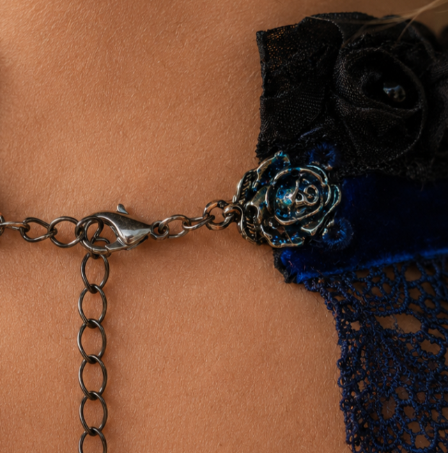 Détail du fermoir mousqueton et de la rose noire brodée sur le tour de cou