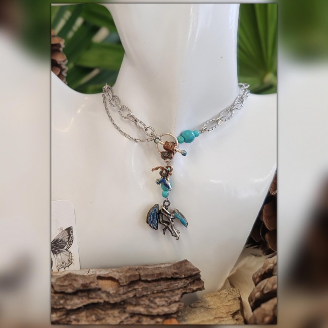 Collier talisman artisanal inspiré des anges, en acier inoxydable, gemmes naturelles et émaillage fait main, alliant lithothérapie et symbolique.