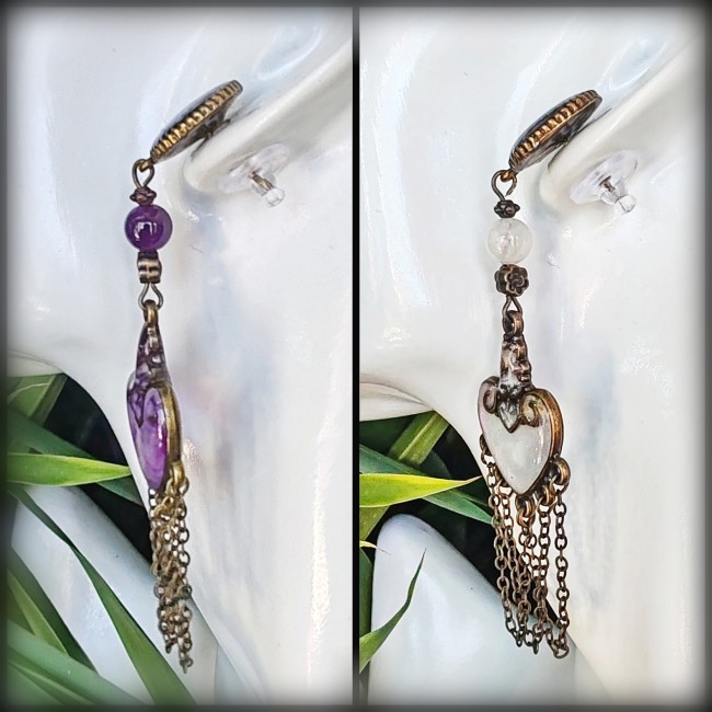 Chaque pièce est façonnée avec soin en laiton couleur bronze antique, montée sur des clous ornés de fleurs émaillées à la main, assorties aux gemmes véritables qui composent les enfilades de perles.