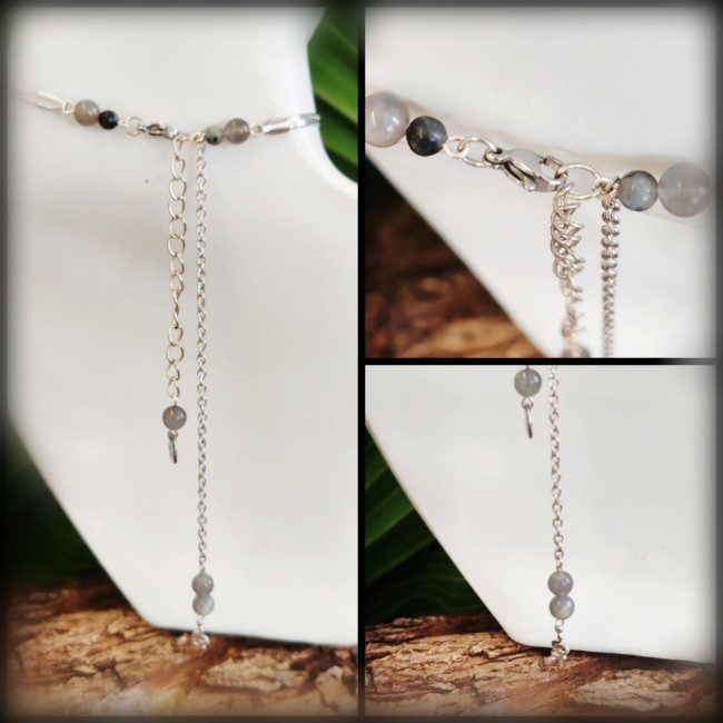 Fermeture et finitions du collier Mélusine – Fantaisies d’A. Gros plan sur la fermeture du collier Mélusine : mousqueton, chaîne de réglage signée Fantaisies d’A, perles de Labradorite et serpent miniature émaillé. Finitions artisanales haut de gamme.