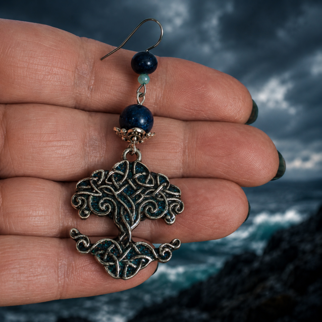 Les Larmes de Ran – Taille Réelle et Finitions Artisanales du Bijou Viking Vue du bijou en main permettant d'apprécier ses dimensions et ses détails. Arbre de Vie celtique, perles de lapis-lazuli véritables et émaillage bleu scintillant composent cette création artisanale inspirée des légendes nordiques.