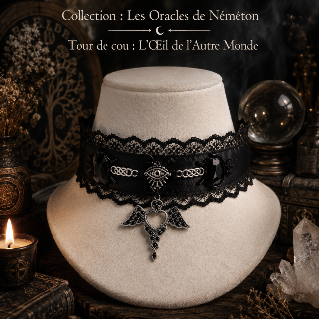 La Sybille – Tour de cou textile noir | Les Oracles de Néméton La Sybille, tour de cou textile artisanal de la collection Les Oracles de Néméton, réalisé en satin et dentelle noirs et orné de détails métalliques argentés, de gemmes noires et d'un pendentif mystique.