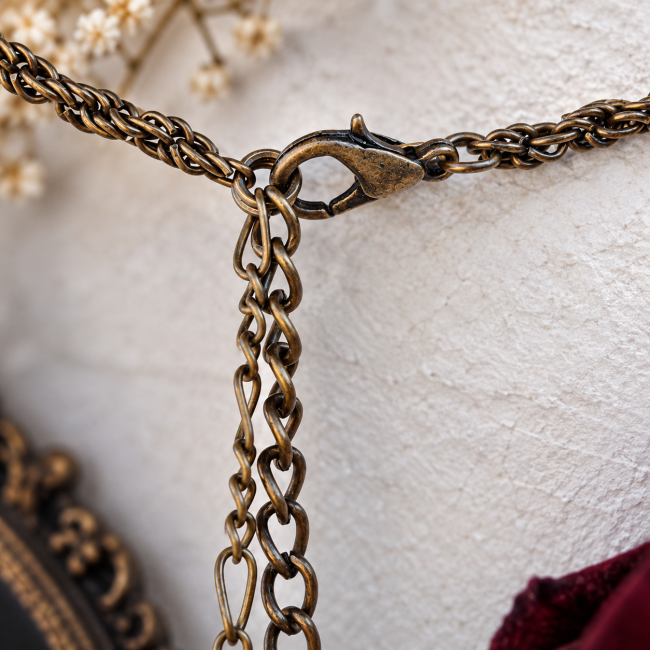 Fermoir mousqueton du collier gothique La Gardienne des Souvenirs avec chaîne de réglage