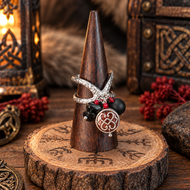 Bague viking L’Œil d’Odin en onyx – Présentation artisanale Présentation de la bague L’Œil d’Odin, création artisanale d’inspiration viking associant métal argenté, onyx noir et accents rouges dans un décor nordique.