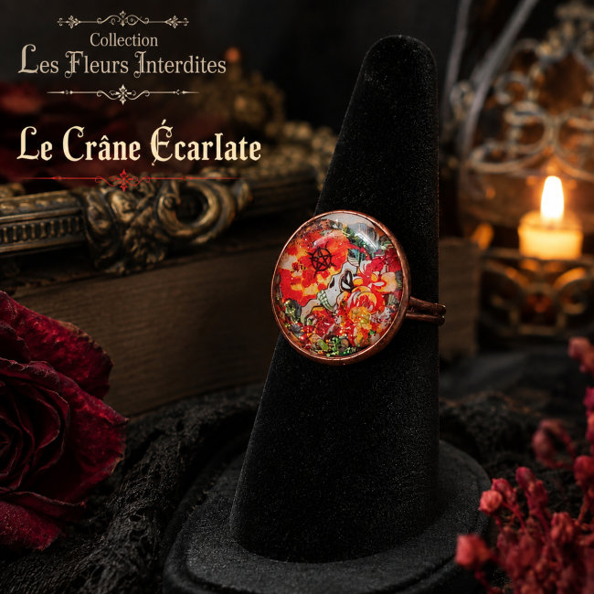 Le Crâne Écarlate – Bague gothique émaillée à la main Bague gothique réglable en métal cuivré, ornée d’un cabochon émaillé à la main aux motifs floraux rouge et orange, issue de la collection Les Fleurs Interdites.