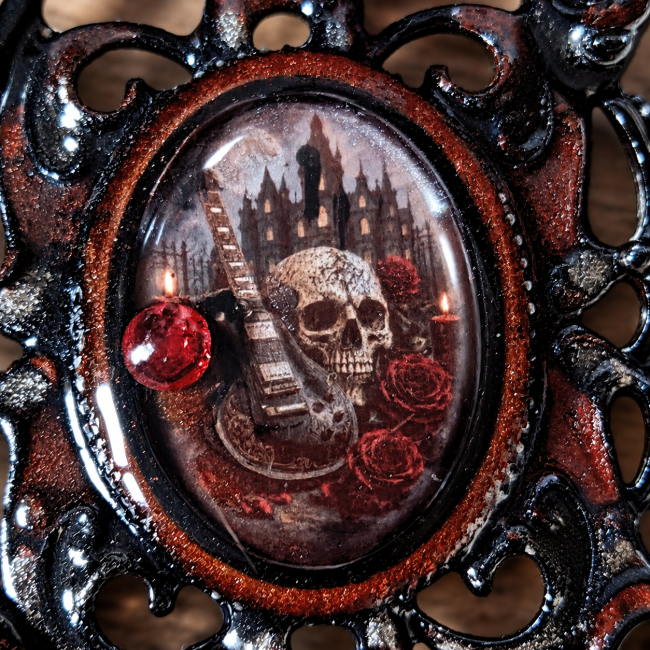 Zoom sur le cabochon émaillé à la main du collier gothique Les Roses de la Cathédrale Noire