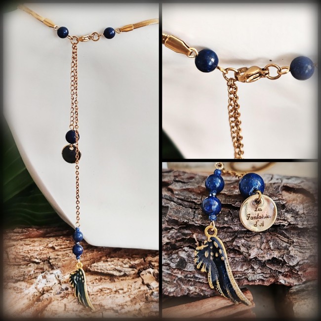 Vue de l'arrière du collier Isis Monté sur une chaîne serpent plate, le collier Isis se ferme par un mousqueton sécurisé, complété par une chaînette de réglage terminée par une gemme et un médaillon émaillé signé Les Fantaisies d’A. Une seconde chaînette d’embellissement accueille une ai