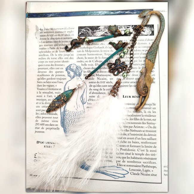 Marque-page sirène Molpé en laiton émaillé artisanal présenté sur livre ouvert illustration de sirènes