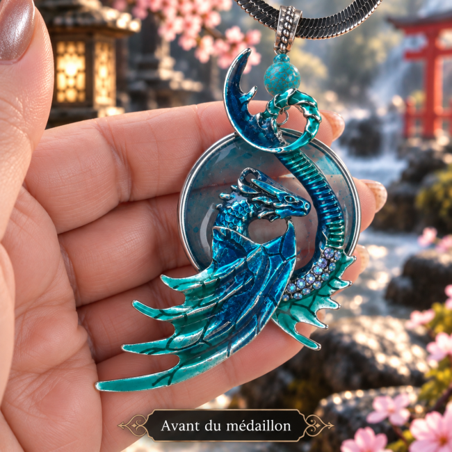 Médaillon émaillé à la main – La Perle de Tamatori Détail du médaillon émaillé à la main du collier La Perle de Tamatori, dragon bleu et turquoise inspiré de la mythologie japonaise.
