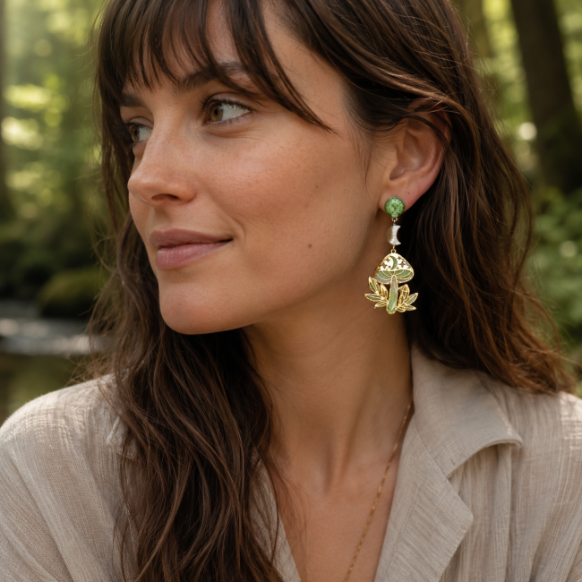 Murmures des Sous-Bois — Boucles d’oreilles féeriques portées Boucle d’oreille Murmures des Sous-Bois portée par une femme, création artisanale féerique en camaïeu de verts et nacre