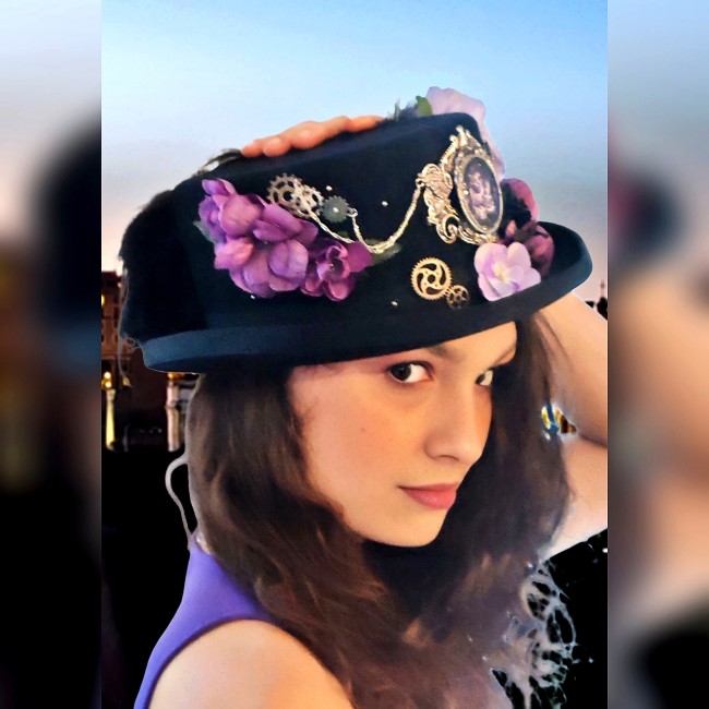 Chapeau Mina porté – Élégance steampunk gothique Chapeau steampunk gothique Mina porté, vue de côté droit, style victorien et gothique