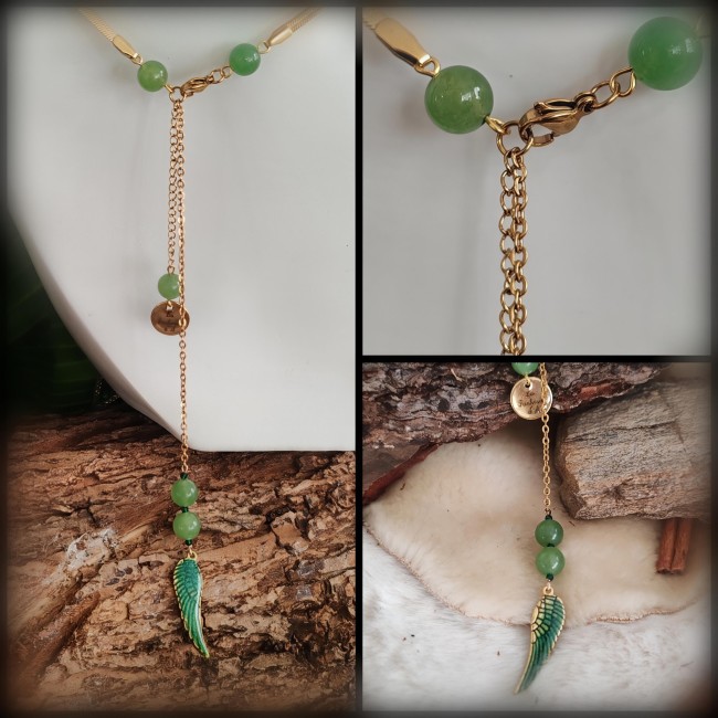 Vue de l'arrière du collier Isis Monté sur une chaîne serpent plate, le collier Isis se ferme par un mousqueton sécurisé, complété par une chaînette de réglage terminée par une gemme et un médaillon émaillé signé Les Fantaisies d’A. Une seconde chaînette d’embellissement accueille une ai