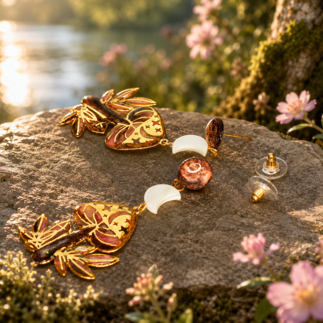 Boucles d’oreilles L’Éclat des Fées présentées dans un décor naturel au bord de l’eau. Mise en scène des attaches