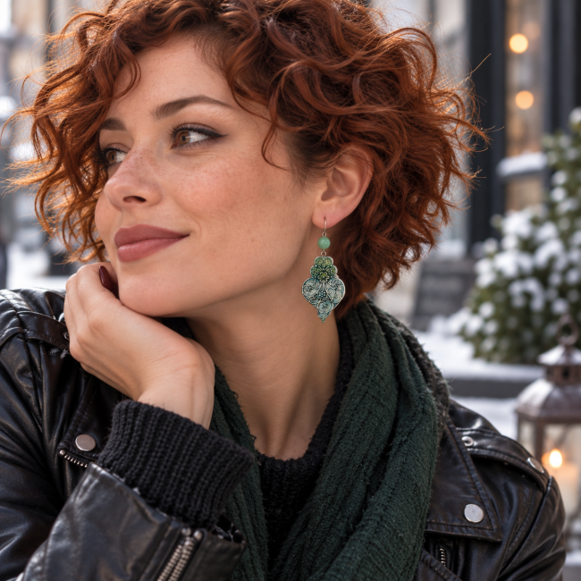 Boucle d’oreille Le Trésor de Fulla portée par une jeune femme rousse, style rock bohème chic Description SEO : Porté par une jeune femme rousse au style rock, Le Trésor de Fulla affirme son élégance et son caractère de bijou d’art artisanal.