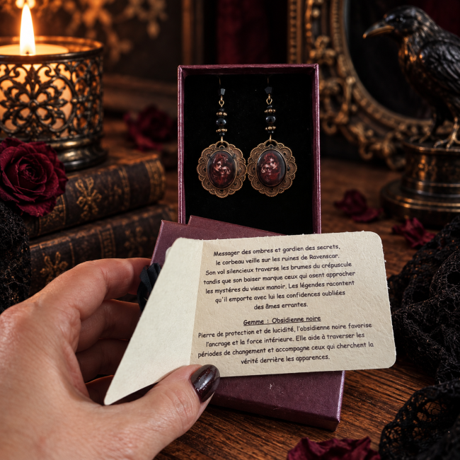 Carte des traditions associées à l’obsidienne noire véritable accompagnant les boucles d’oreilles Le Baiser du Corbeau