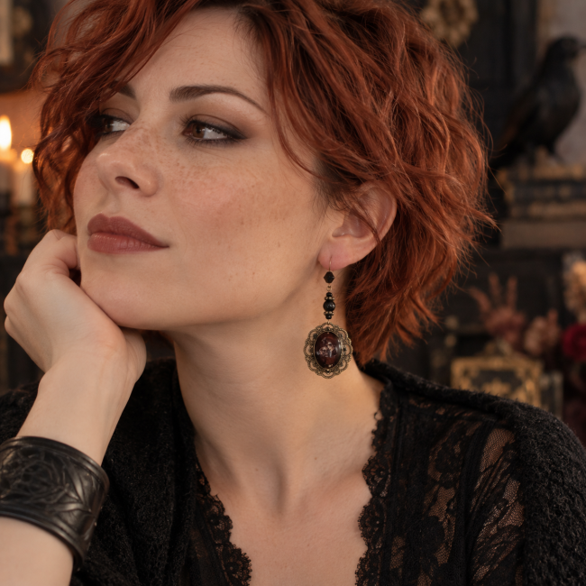 Boucle d’oreille gothique artisanale Le Baiser du Corbeau portée par une jeune femme rousse