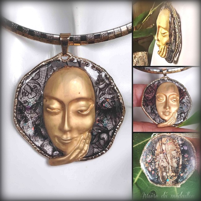 Montés sur une chaîne plate en acier inoxydable argent et doré, les colliers révèlent un pendentif circulaire irrégulier, émaillé à froid en transparence scintillante sur une délicate dentelle noire. En son centre, le visage penseur de Hypnos, sculpté en 
