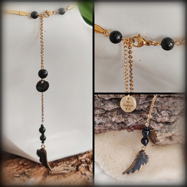 Vue de l'arrière du collier Isis Monté sur une chaîne serpent plate, le collier Isis se ferme par un mousqueton sécurisé, complété par une chaînette de réglage terminée par une gemme et un médaillon émaillé signé Les Fantaisies d’A. Une seconde chaînette d’embellissement accueille une ai