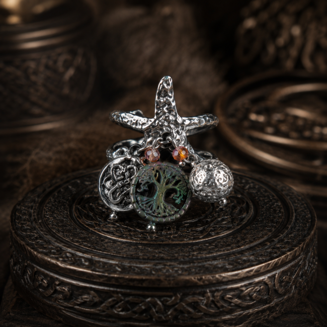 Vue de face de la bague viking femme « Le Puits de Mimir », mettant en valeur son motif central, ses breloques, son Arbre de Vie et ses détails inspirés de l’univers celtique et nordique.