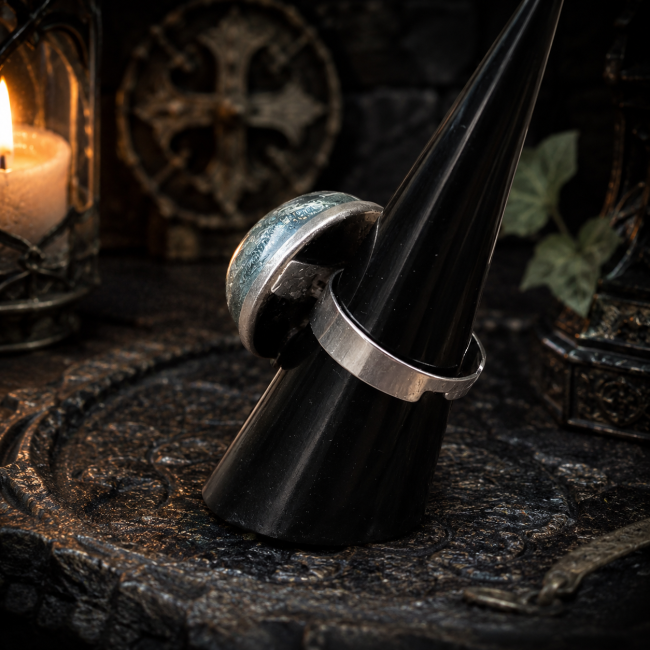 Arrière de la bague La Crypte de Mélusine montrant son anneau argenté