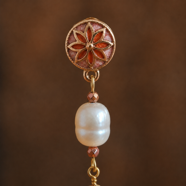 Fermeture puce des boucles d'oreilles L'Aube de Kyōto Gros plan sur la puce fleur émaillée et la perle d'eau douce des boucles d'oreilles artisanales L'Aube de Kyōto.