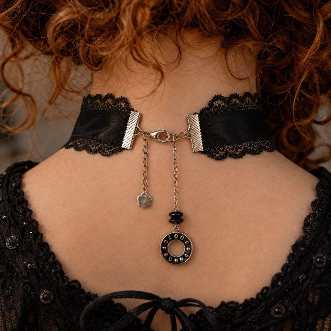 La Sybille – Vue arrière et système de fermeture Vue arrière de La Sybille portée, présentant le fermoir mousqueton, la chaîne de réglage et les finitions en satin et dentelle noirs.