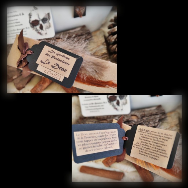 Écrin et cartes du collier Le Drac – Fantaisies d’A. Écrin personnalisé du collier Le Drac, accompagné de sa carte d’identification numérotée et de sa carte de lithothérapie. Présentation raffinée par Fantaisies d’A.