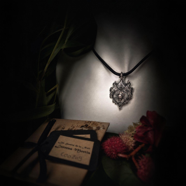 Collier lucerna mortis avec éclairage doux révélant les détails du pendentif