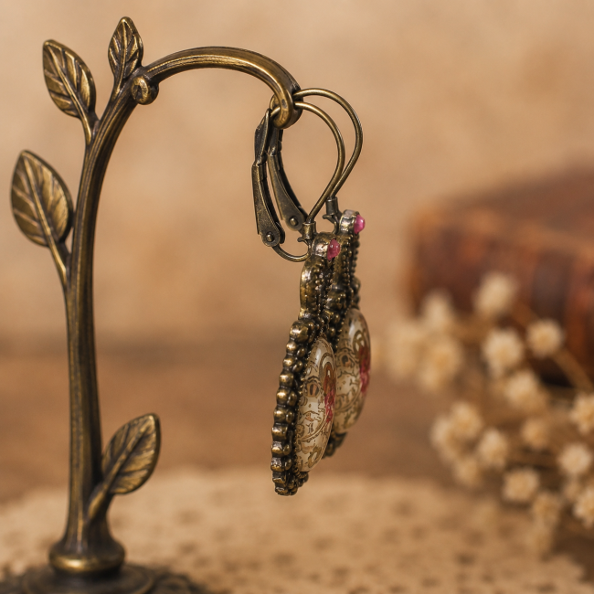Fermeture dormeuse – Les Souvenirs d'Éléonore Vue de profil des boucles d'oreilles Les Souvenirs d'Éléonore mettant en valeur la fermeture dormeuse