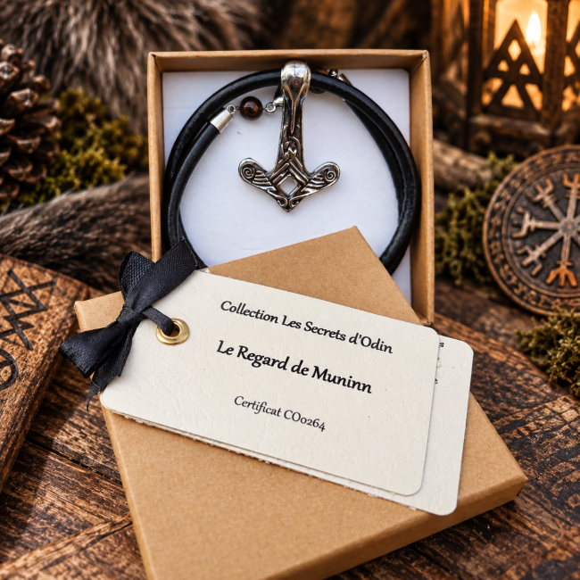 Le Regard de Muninn – Écrin et certificat du bijou viking Le Regard de Muninn dans son écrin avec carte d’identification et certificat de la collection Les Secrets d’Odin