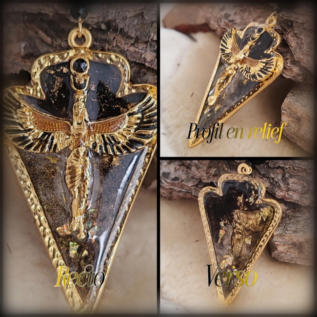 Trois prises de vue du pendentif Isis Chaque collier est façonné en acier inoxydable doré, avec un pendentif géométrique rappelant un sarcophage, où repose Isis en relief, enchâssée dans un émail transparent aux reflets lumineux assortis à la gemme du bijou.