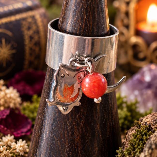 Détail de la bague La Chouette à la Lune Rouge avec breloques chouette, lune et perle en cornaline