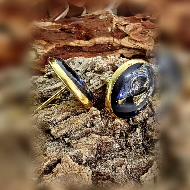 Détails clous d’oreilles Ankh – Face et profil – Création artisanale | Les Fantaisies d'A Détails des boucles d’oreilles Ankh de face et de profil avec pyramides et frise égyptienne – création unique